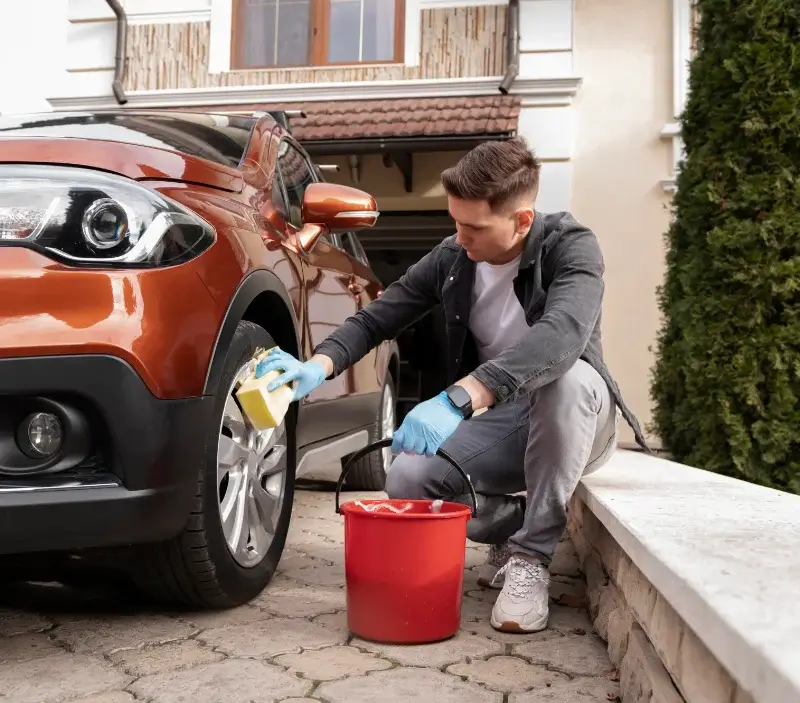 Lavage auto à domicile Chavigny-Bailleul : professionnel intervenant sur un véhicule
